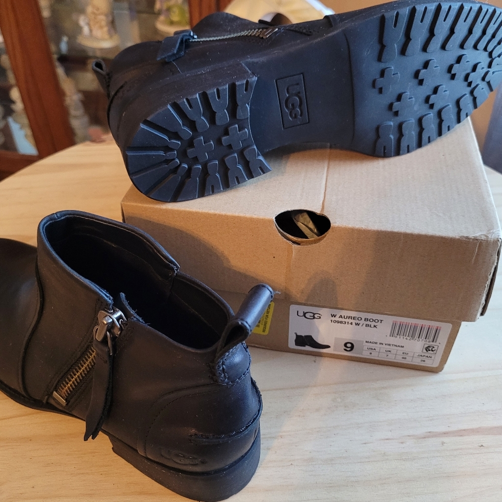 UGGS WOMEN'S BOOTS SIZE 9